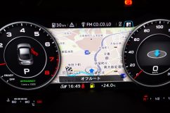 AUDI TT のキャリパーカバー取り付け 今や欧州車では当たり前になった液晶タイプのスピードメーター。ここにナビ情報が映し出されています。どんどん車が我々の手が出せない存在に…