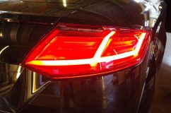 AUDI TT のキャリパーカバー取り付け 昨今のLEDブームの火付け役となったAUDI。すでに3年前にこのデザインを採用しています。