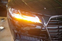 AUDI TT のキャリパーカバー取り付け 当然シーケンシャルウィンカーも搭載