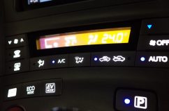 30プリウスのエアコンパネル他LED打ち替え なんか液晶が黄色い・・・。
今回剥がした偏光シートの90度角度違いを作って貼ったのですが
どうやらもともとのシートはかなり適当に作っている様子
液晶の方に合わせて作ったらうまくいきました。