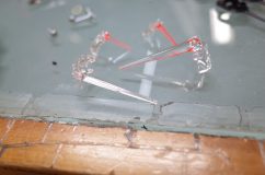 20系アルファードのスピードメーターLED打ち換え ヤスリで赤色を削って裏に青色のステッカーを貼り付けます。