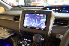 フリードのナビ取り付けとスピーカー交換とフットランプイルミ施工とシーケンシャルライン いまや10インチは当たり前です。