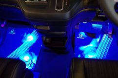 フリードのナビ取り付けとスピーカー交換とフットランプイルミ施工とシーケンシャルライン フットランプは当店オリジナル