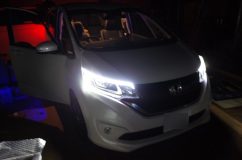 フリードのナビ取り付けとスピーカー交換とフットランプイルミ施工とシーケンシャルライン アイラインは目頭を少し折り曲げたようなデザインに