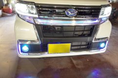 タントのプチカスタム フォグランプは純正LEDタイプから、ハロゲンタイプのユニットに交換して、色が変化するバルブをインストールしました。