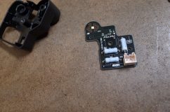 衝撃!!タントのヘッドライトアイライン黄ばみ発生!!! 最初はLED不良を疑いました。LEDは黄色い蛍光体に青色LEDを発光させることで白色を演色しているため、LEDの能力が落ちると必然的に黄色っぽくなります。
