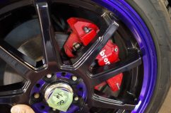 50プリウスのシーケンシャルミラー交換とキャリパーカバー調整 17インチホイールに履き替えてキャリパーカバーの干渉を確認したところ、フロントは問題ないのですが、リアが干渉してしまいました。そのため再加工させていただき、干渉しないようにさせていただきました。