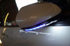 50プリウスのシーケンシャルミラー交換とキャリパーカバー調整 この車両はドアへの配線引き込みが結構大変で、コネクタータイプになっているのでケーブルを一旦引き出して施工する必要があります。