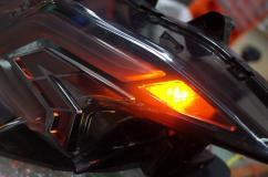 バイク用の外品テールランプウィンカー修理 もともと全体が光るようには設計されていなかったが、不点灯がある方は半分ぐらいしか光っていません。