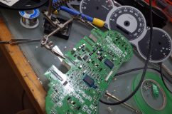 215ハイラックスサーフのエアコンパネル・スピードメーターLED打ち換え 今回の肝となるスピードメーターは、いつもの通り針を外して打ち換え完了し組み込みました。