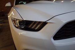 マスタングのヘッドライト&テールランプ加工 US仕様はスリット部分にLEDがインストールされており、当然のごとくデイライトで点灯します。しかし日本仕様は選択の余地もなくLEDが入っていません。