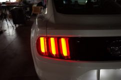 マスタングのヘッドライト&テールランプ加工 無事修理完了。この車両はテールランプ内部にコンピューターを抱えており、しかも電圧が12Vではありません。加工には細心の注意が必要です。