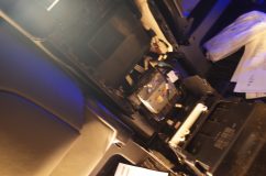  プリメインアンプはセンターコンソールの背面下に配置されていますが、ここはめちゃくちゃ狭い上に入手した配線図がびみょ～に違っています。 