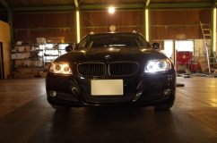 E90 BMWのリングLED化とフォグHID化 リングの電球はシリーズやグレードでめちゃくちゃ種類があるのですが、今回の車両は奇跡的にH8のハロゲンバルブタイプでした。なので当店の通常在庫で対応させていただきました。