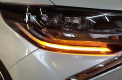30後期型のヘッドライト&テールランプシーケンシャル加工 純正ではチップ2個でこれだけの輝度を誇ります。でもアクリルで拡散させているため若干光ムラに見えるところも。やっぱり加工して純正より性能が劣るというのは避けたいので、これまたCREEの3Wチップを片側16発合計32発をふんだんに使って加工します。