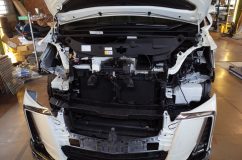 30後期型のヘッドライト&テールランプシーケンシャル加工 まずはヘッドライトを外すためにバンパーを降ろします。グリルを外すまでがかなり大変なバンパーですが、1回経験すればなんとかなります。それでもやっぱり30分はかかりますね~