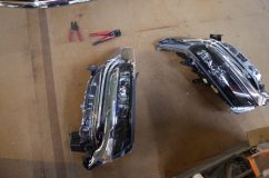 30後期型のヘッドライト&テールランプシーケンシャル加工 やっとこさヘッドライトが外れました。これから殻割りです。ヒーターでヘッドライトを十分加熱することで粘着剤が柔らかくなって簡単に殻割りできます。ただこの粘着剤は再使用不可です。どれだけきれいに外しても再使用すると水が入ります。