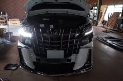 30後期型のヘッドライト&テールランプシーケンシャル加工 早速加工して左右で比べてみました。全然違いますね。デイライトとしては厳しいかもしれませんが3倍以上明るくなった印象。