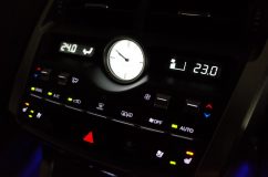 NX300h F Sportsのエアコンパネル他LED打ち替えとエアコン吹出口LED埋め込み 純正のしっとり感がいいですよね。でも今回はこのインジケーターの緑を青色に変更します。