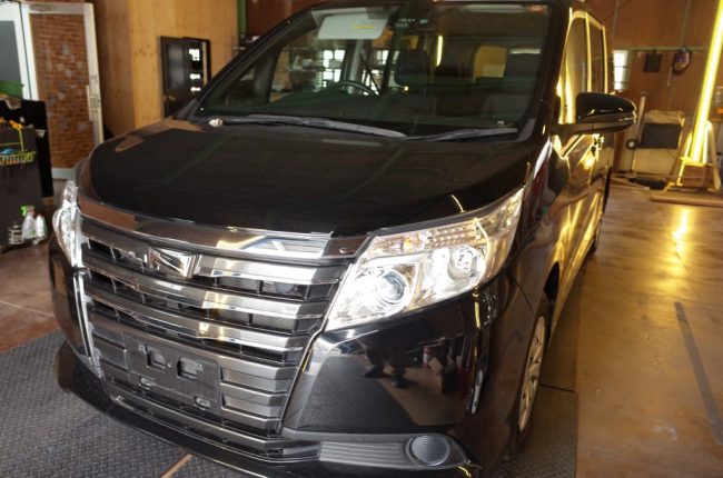 エスクワイアにフリップダウンモニターを取り付け施工 エスクワイアにフリップダウンモニターを取り付け施工