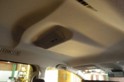 エスクワイアにフリップダウンモニターを取り付け施工 リアエアコンのスイッチがある車両は大抵固定用の金属フレームがあることが多く、フリップダウンモニターの固定は比較的簡単です。お高い専用ステーは不要です。
