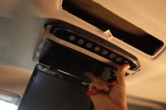 エスクワイアにフリップダウンモニターを取り付け施工 まずはモニターの位置を慎重に決めます。決まったらマジックで直接天井にビス位置を書き込みます。