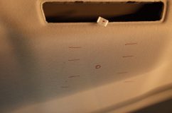 エスクワイアにフリップダウンモニターを取り付け施工 配線の引き込み位置は比較的大きく、ビス位置は4箇所もあれば十分ですが、なるべく金属フレームに当たるように複数書き込みます。
