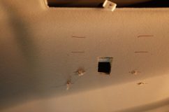 エスクワイアにフリップダウンモニターを取り付け施工 下穴を開けて配線口はカッターで広げます。少し金属フレームが見えています。金属フレームにはドリルタッピングビスでねじ込みます。