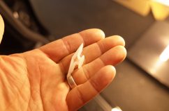エスクワイアにフリップダウンモニターを取り付け施工 あとはボード用アンカーを使って固定用ビス穴を取り付けます。