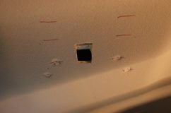 エスクワイアにフリップダウンモニターを取り付け施工 ボードアンカーは1個1kgまでの耐荷重です。