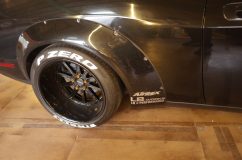 LBコンプリートカー ダッヂ チャレンジャーのヘッドライトRGBリング施工 LBのホイールらしく、オーバーフェンダーもなかなか攻めてますね。