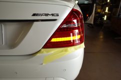 W221Mercedes-Benzのシーケンシャル化 テール内にコンピューターが搭載されており、球切れを検出するとハイフラするようになっています。足りない頭をフル回転させて加工しました。