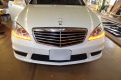 W221Mercedes-Benzのシーケンシャル化 ヘッドライトにも同様にウィンカーコンピューターが搭載されていますが、後期ヘッドライトはウィンカーコンピューターが複雑に絡んでいて、かなり手強い状況です。
