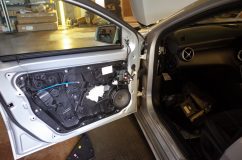 Mercedes Aクラスのアンサーバックサイレン取り付け まずはドアの内張りを外します。ビス数カ所とあとははめ込みピンなので手前に引っ張れば外れます。