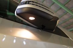 Mercedes Aクラスのアンサーバックサイレン取り付け 続いてウェルカムランプ。このミラーのバラし方が全然わからず、Google先生にお世話になりました。