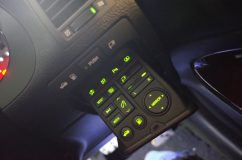  今回本当はこのスイッチボックスを後期型に変更して電格ミラー機能をつけたかったのですが、最後まで適合が確認できず、今回は保留としました。なので白色に打ち返しちゃいます。 
