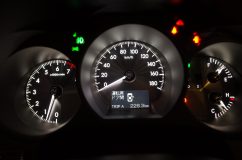  スピードメーターはもともときれいな純白仕様。ただ針が同色なので見づらいということで針だけを紫色（ピンク）に変更しました。 