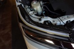 SPADA HYBRID B・Honda SENSING ステップワゴンのシーケンシャルアイライン施工 あとはその線に沿ってLEDを貼り付けます。従来の商品だとここまでRがきついとかなりの確率で剥がれてしまいましたが、この商品は粘着力が強力なので、これぐらいだったら問題なく施工できます。