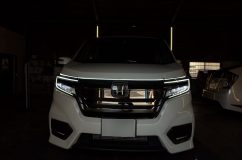 SPADA HYBRID B・Honda SENSING ステップワゴンのシーケンシャルアイライン施工 今回はヘッドライト上部だけではなく、グリル上部にも取り付けして、1本の先になるように施工しました。もともとのラインとも喧嘩せず良い感じになりました。