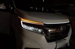 SPADA HYBRID B・Honda SENSING ステップワゴンのシーケンシャルアイライン施工 ウィンカー時はヘッドライト上部だけシーケンシャルウィンカーになります。ただ純正のウィンカーがかなり明るいので、思ったよりは目立たないな~という感じです。