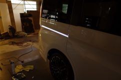 SPADA HYBRID B・Honda SENSING ステップワゴンのシーケンシャルアイライン施工 スライドドアレールの部分にLEDを取り付けして間接照明化しました。このLEDは下向きに配置するので、実は後退時に後輪付近を強力に照射します。かなりバックカメラの感度は上がりそうです。
