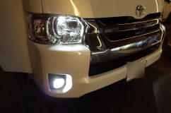 ハイエースワイドのLEDカスタム 今回ウィンカーは未施工。スモールとハイビームのLED化。ボンネットから施工できます。ガソリン車なのでフォグランプもバンパーを外さずに施工できます。
