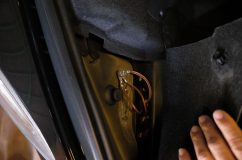 Porche ケイマンのヘッドライト&テールランプ交換 ヘッドライトは専用工具を使って側面から取り外します。ポルシェはすべてこのようになっております。