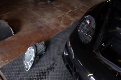 Porche ケイマンのヘッドライト&テールランプ交換 レバー1個で簡単に外せます。