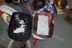 ヒーターで炙って粘着剤を柔らかくして、土台から外します。 