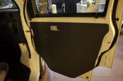 ハイゼットのViper3100V取り付け 運転席ドアにはロックモーターが無いので、ロックモーターを取り付けします。軽自動車は内張りが薄いので、取り付け場所はかなり難しいです。