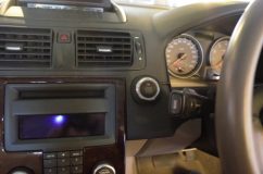 VOLVO C70のプッシュスタートエンジンスタート加工 裏にあるキーシリンダーの配線を加工します。1本だけわからない線があったのですがなんとかうまくいきました。