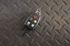 VOLVO C70のプッシュスタートエンジンスタート加工 すでにこの車両は電子キー採用で、分解してキーを差し込んだ状態にしておく必要があります。