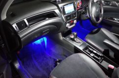 エクシーガのLEDカスタム施工 フットランプは青色に施工しました。