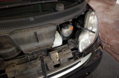  ボンネット開けるのに30分かかってしまいました。まさか外から外すとは……。泥棒さんにはチョロい車ですね。 